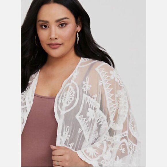 Torrid IVORY CUTOUT SCALLOPED LACE RUANA KIMONO C23 - Picture 2 of 7